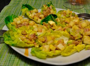 Una foto de Cogollos de lechuga con ensalada de aguacate y piña fresca
