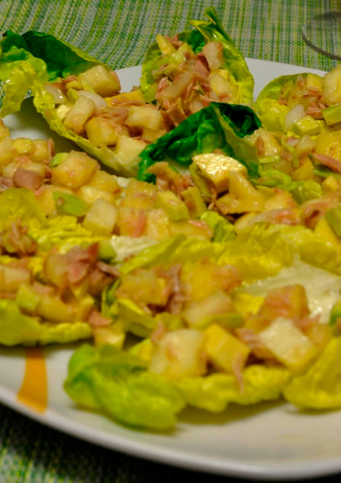 Una foto de Cogollos de lechuga con ensalada de aguacate y piña fresca