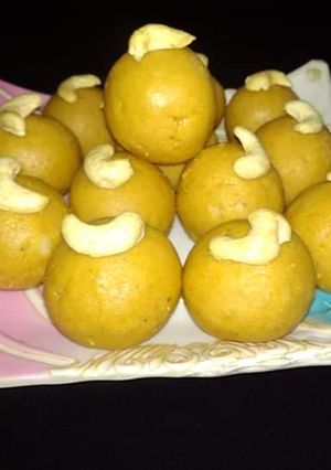 A picture of Besan k Laddo.