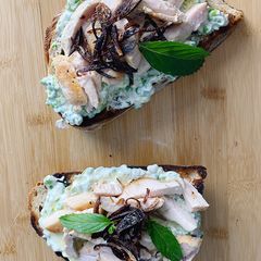 Toast with chicken and ricotta cream💚 A picture of Toast with chicken and ricotta cream💚.