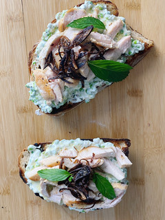 A picture of Toast with chicken and ricotta cream💚.