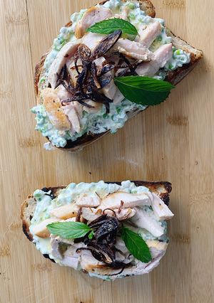A picture of Toast with chicken and ricotta cream💚.