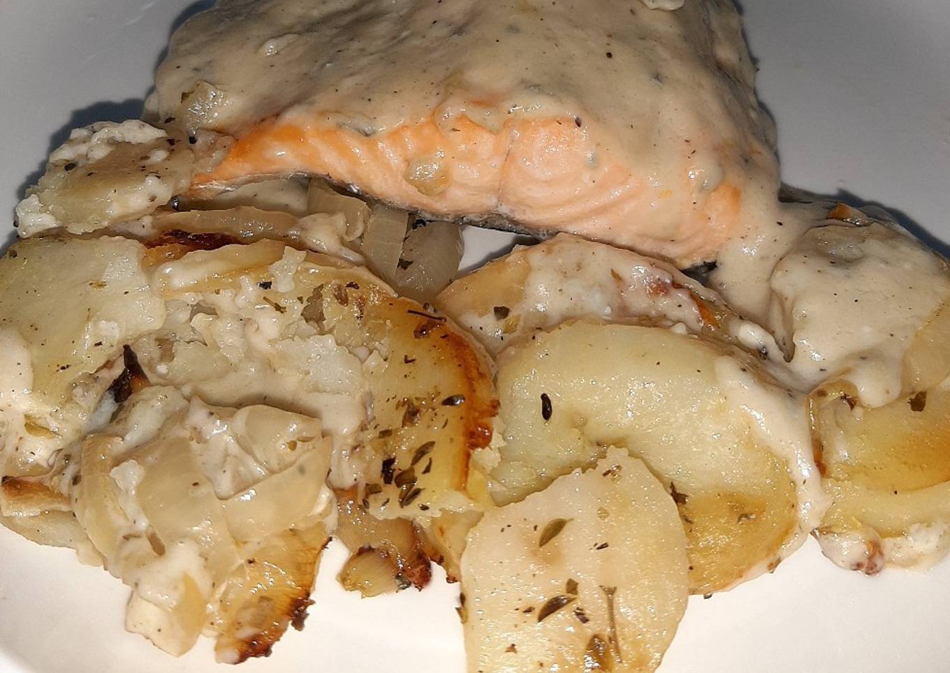 Salmón al horno con bechamel de roquefort