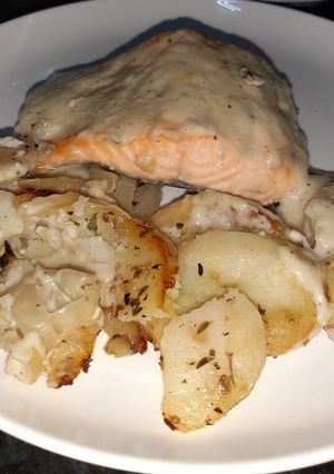 Una foto de Salmón al horno con bechamel de roquefort
