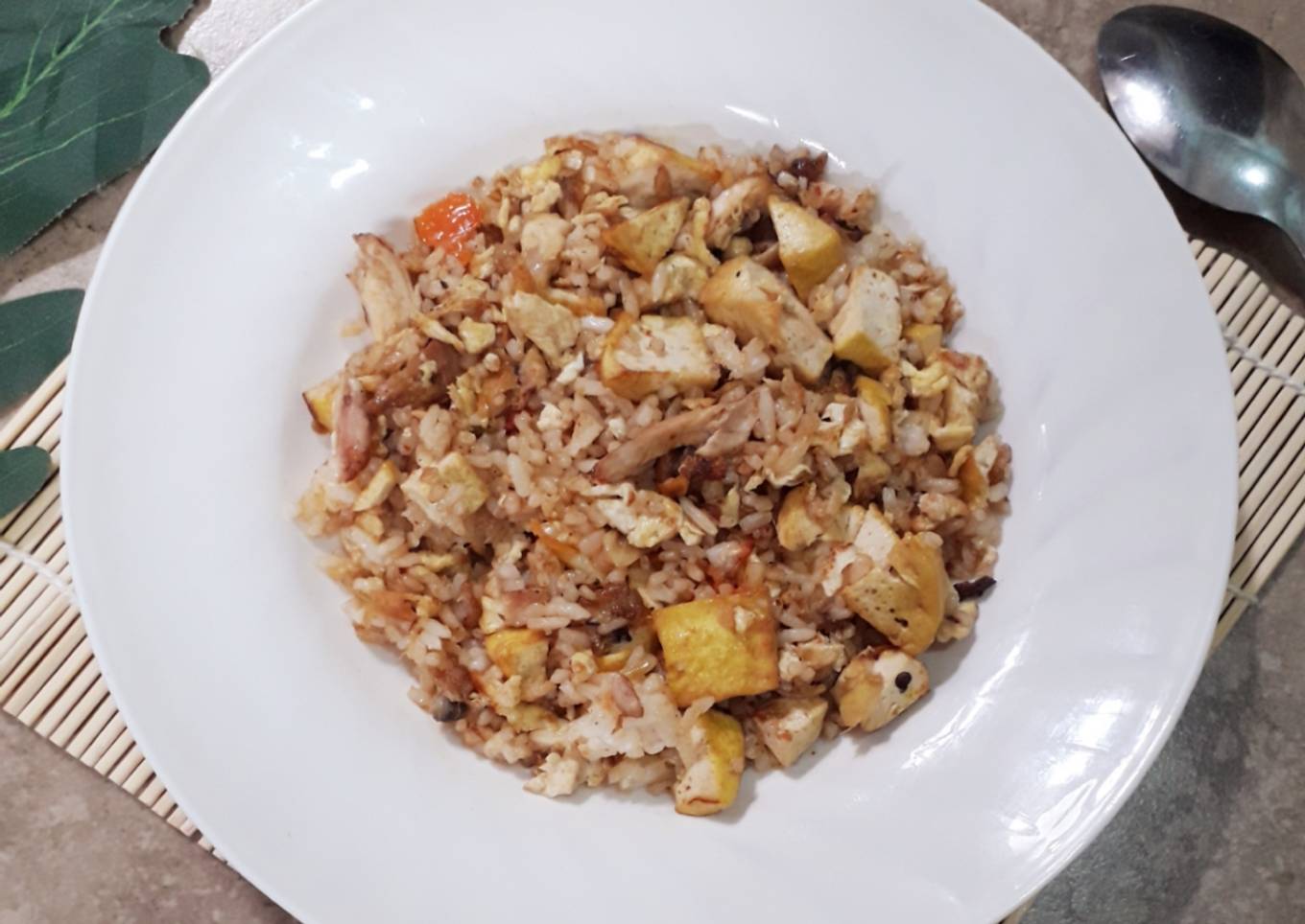 Nasi goreng ayam tahu