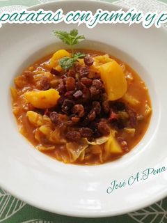 Una foto de Col o repollo cocinada: con patatas cocidas, jamón ibérico y pasas