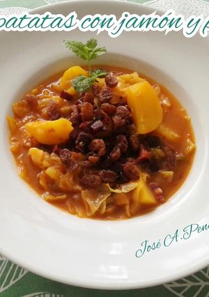 Una foto de Col o repollo cocinada: con patatas cocidas, jamón ibérico y pasas