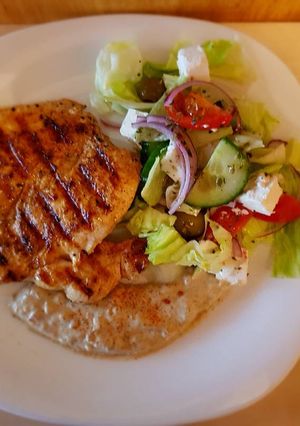Grillezett csirkemell padlizsán krémmel, görögsalátával recept fotója