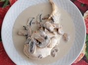 Una foto de pollo en crema