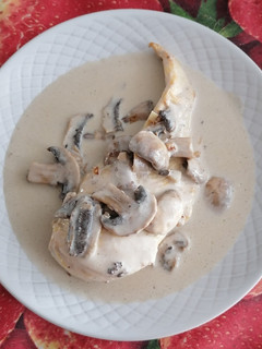 Una foto de Pechuga de pollo en crema de champiñones🍄