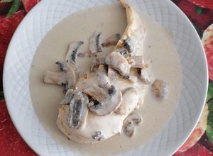 Una foto de Pechuga de pollo en crema de champiñones🍄