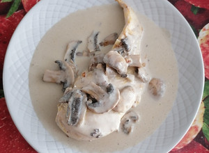 Una foto de Pechuga de pollo en crema de champiñones🍄