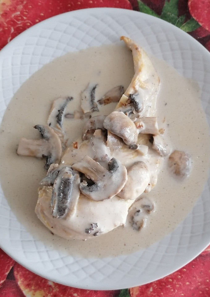 Una foto de Pechuga de pollo en crema de champiñones🍄