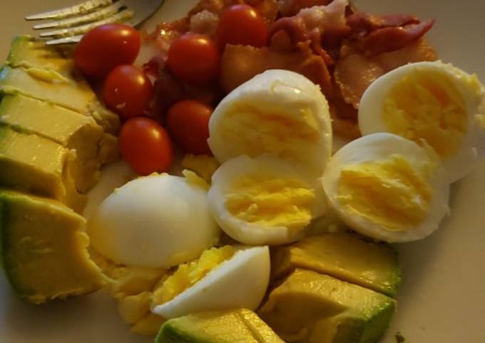 Egg, avacodo bacon breakfast