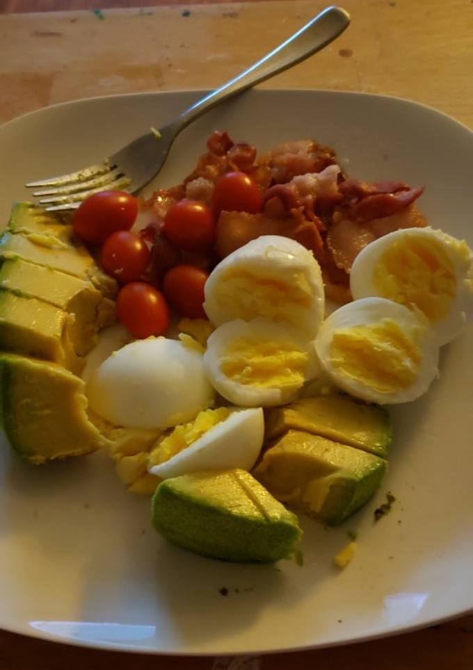 A picture of Egg, avacodo bacon breakfast.