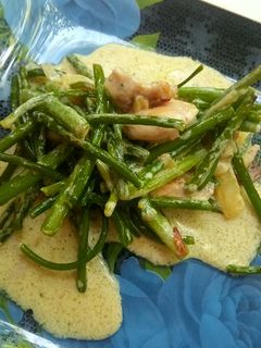 Фото Чесночные стрелки в сметане с куриным филе🍴.