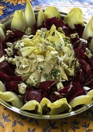 Une photo de Salade aux deux endives, roquefort et sauce maison