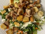 Una foto de ensalada con fajitas de pollo