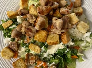 Una foto de Ensalada fresca de pollo