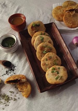 A picture of Pyaz ki kachauri.