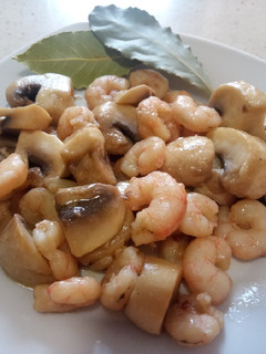 Una foto de Salteado de gambas y champiñones