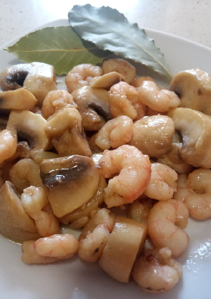Una foto de Salteado de gambas y champiñones