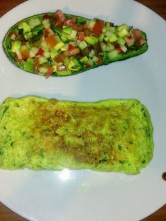 Una foto de Tortilla de gambas y aguacate relleno de ensalada