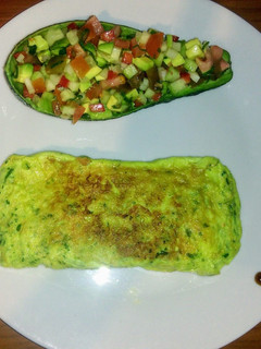 Una foto de Tortilla de gambas y aguacate relleno de ensalada