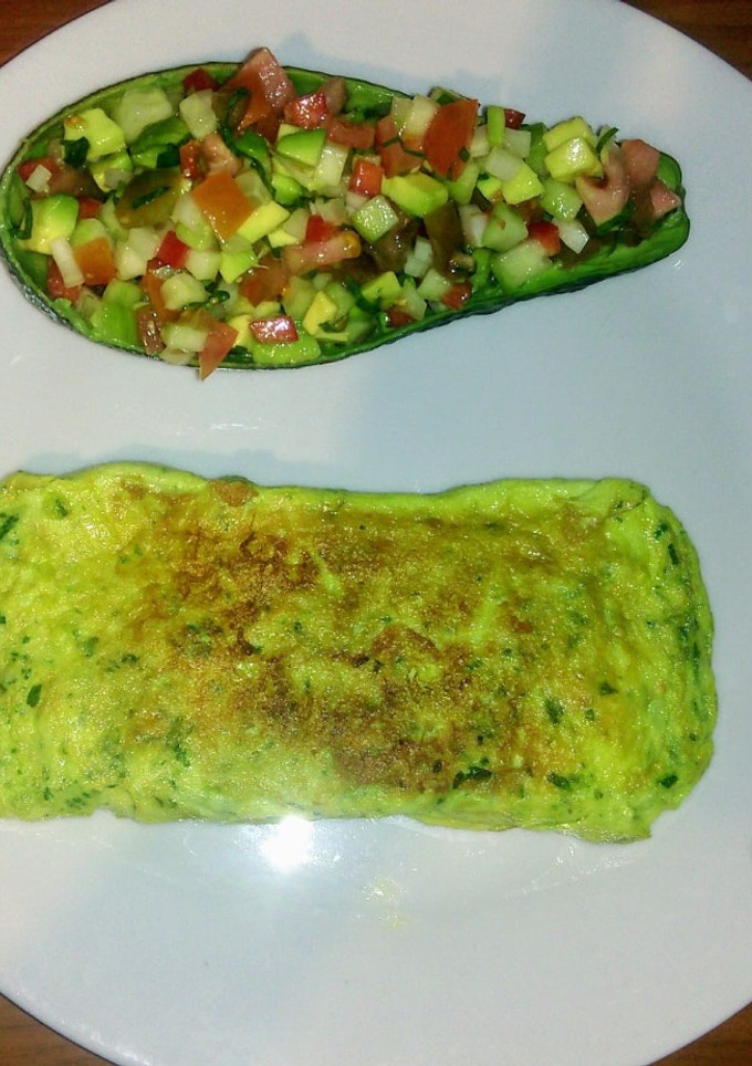 Una foto de Tortilla de gambas y aguacate relleno de ensalada