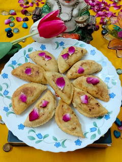 सूखे मेवे और खोया वाली गुजिया रेसिपी मुख्य फोटो