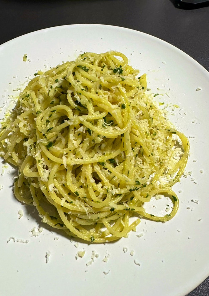 Una foto de Espaguetis aglio e olio