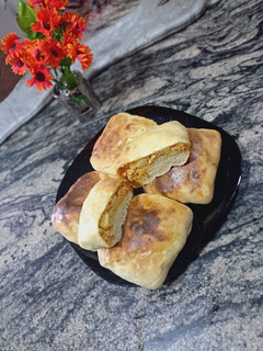 A picture of Stuffed bread.