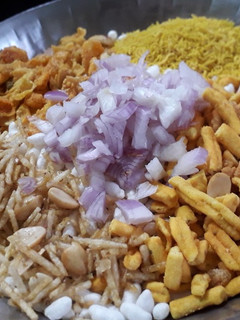 भेळ भत्ता (bhel bhatta recipe in marathi) रेसिपी चे मुख्य फोटो