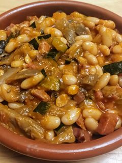 Una foto de Alubias con jamón y setas