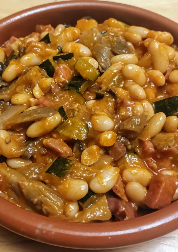 Una foto de Alubias con jamón y setas