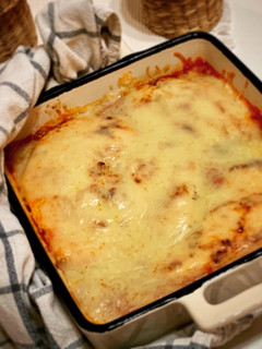 Una foto de Pechugas de pollo con tomate y calabacín gratinado