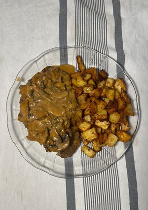 Una foto de Carne al champiñón con papas