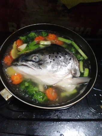 Langkah Mudah untuk Menyiapkan Resep Sup kepala salmon yang Bisa Manjain Lidah Anti Ribet, Mantap