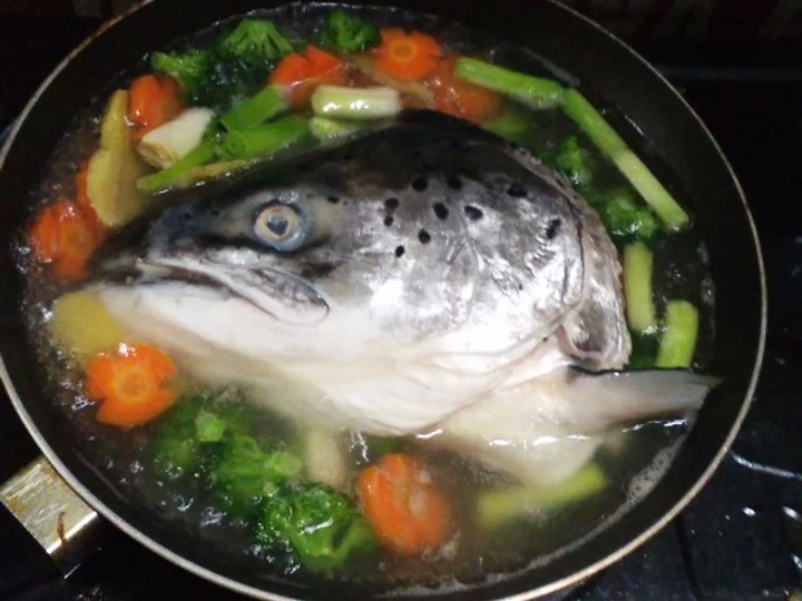 Cara Mudah Membuat Resep Sup kepala salmon yang Menggugah Selera Anti Ribet, Uenak Banget