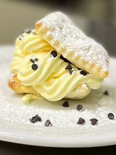 Foto di Millefoglie con crema mascarpone e gocce di cioccolato fondente