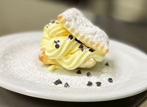 Foto di Millefoglie con crema mascarpone e gocce di cioccolato fondente