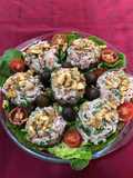 Fondos de alcachofa rellenos con atún y verduras picadas