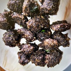 A picture of Black urad vada.