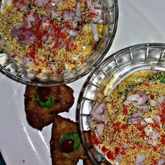 A picture of Ragda Patties.