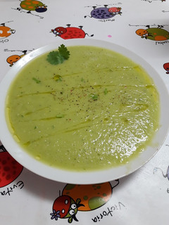 Una foto de Sopa fría de pepino y aguacate