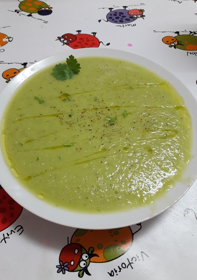 Una foto de Sopa fría de pepino y aguacate