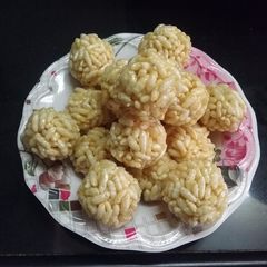 A picture of Murmura ladoo.