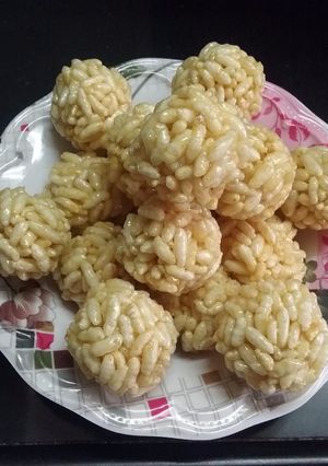 A picture of Murmura ladoo.