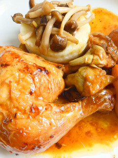 Una foto de Pollo al horno con manzana y parmentier de patata y setas