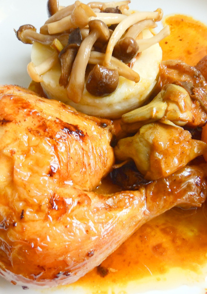 Una foto de Pollo al horno con manzana y parmentier de patata y setas